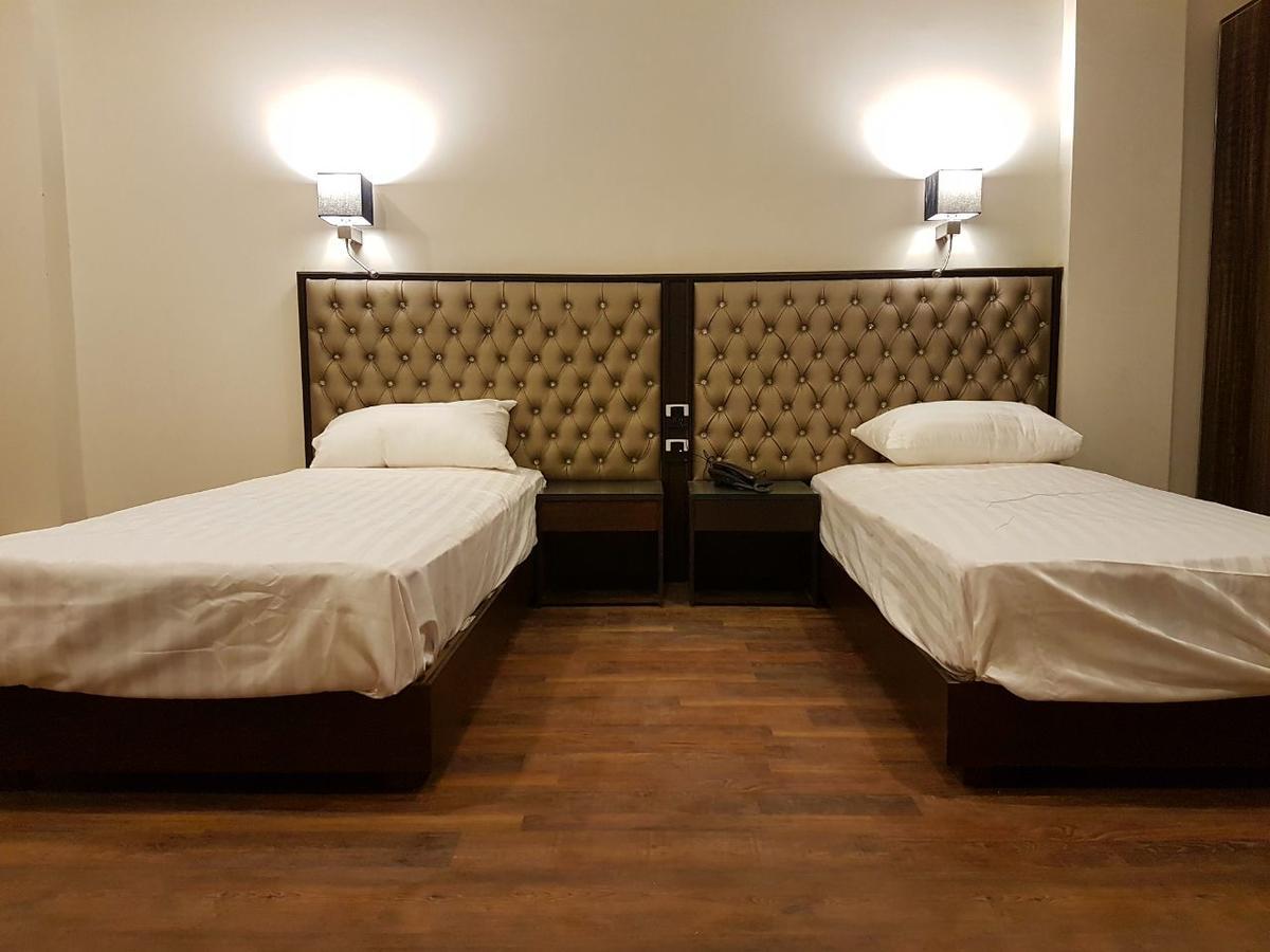 Khayyam Hotel ファイサラーバード エクステリア 写真